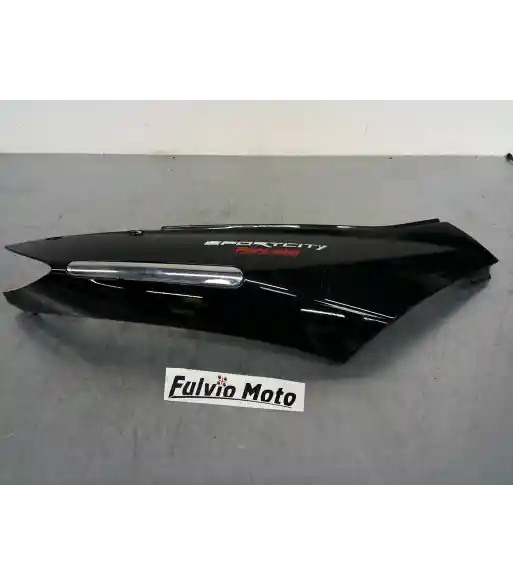 Flanc de selle droit – APRILIA SPORTCITY 250 – 2008 Commander Vite