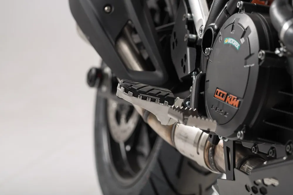 SW-Motech Repose-pieds réglables ION, acier inoxydable, pour KTM 890 Adventure /R - SW Motech Prix Réduit
